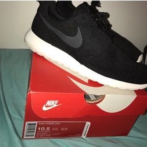 Reselling these Nike Roshes Ones